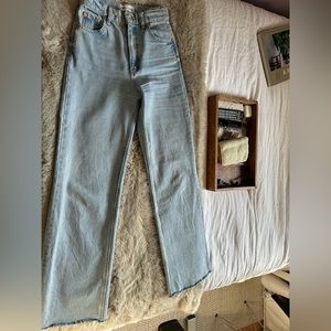 ❌SOLD❌ ZARA US SIZE 0 HIGHWAISTED LIGHT WASH TRF JEANS ❌ SOLD ❌